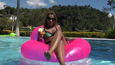 Thoroughbred gets to get his tube steak inflated by Suzzy.